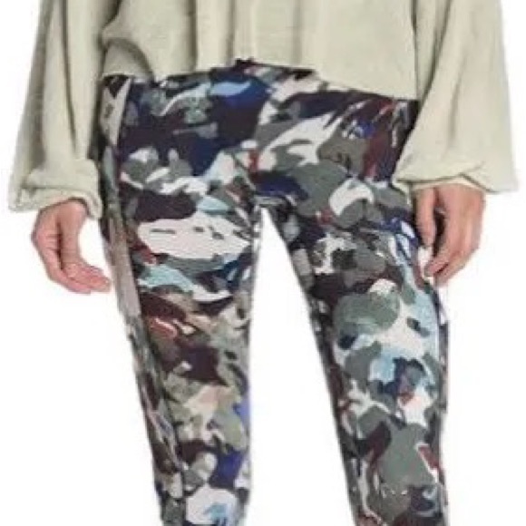 Free People Intimates Guinevere  camo 7/8 leggings large. - Picture 7 of 7